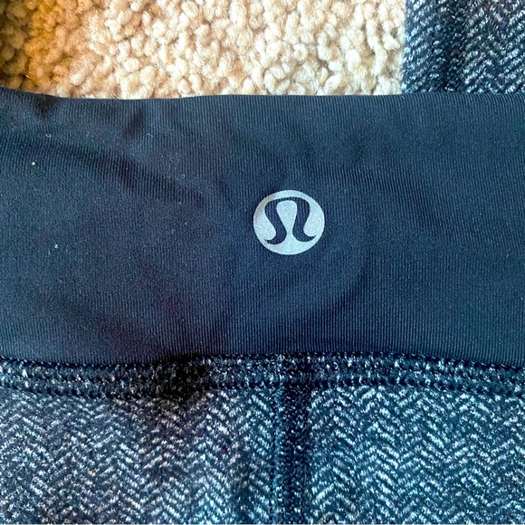 Lululemon Houndstooth Black/Gray Warm Leggings Size 8 / 33” inseam - Picture 4 of 5